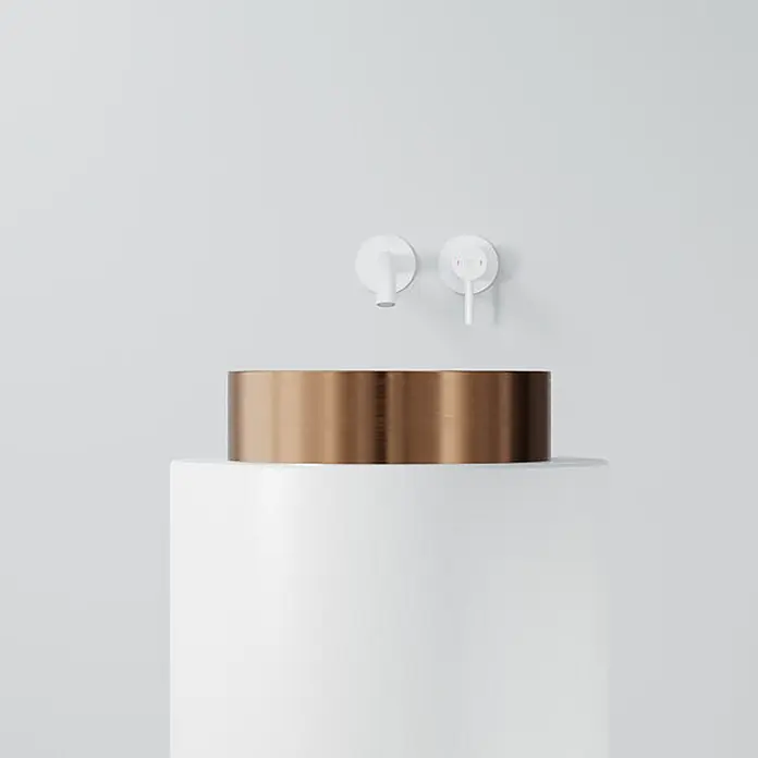 Vola Waschtisch - 0 x 0 cm - Rundes Bronze-Waschbecken auf weißem Sockel mit weißen Wandarmaturen.