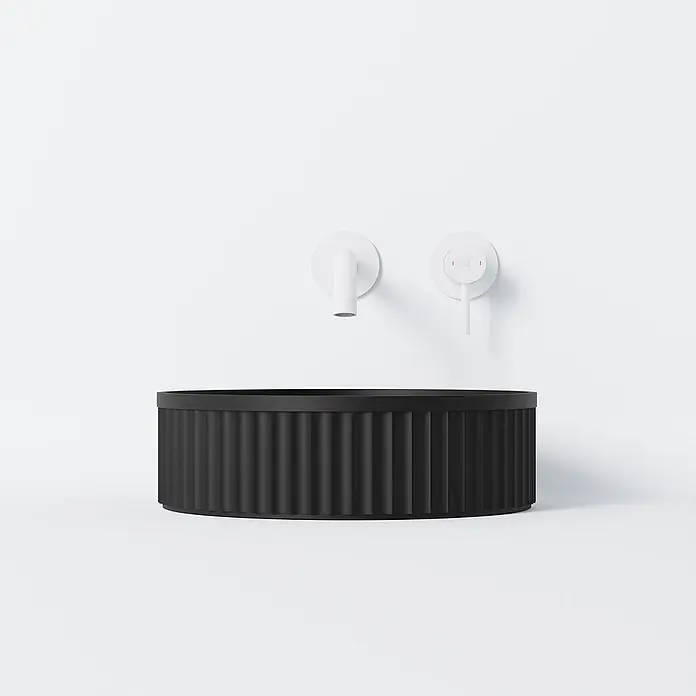 Vola Waschtisch - 0 x 0 cm - Schwarzes geriffeltes Rundwaschbecken mit weißer Wandarmatur.