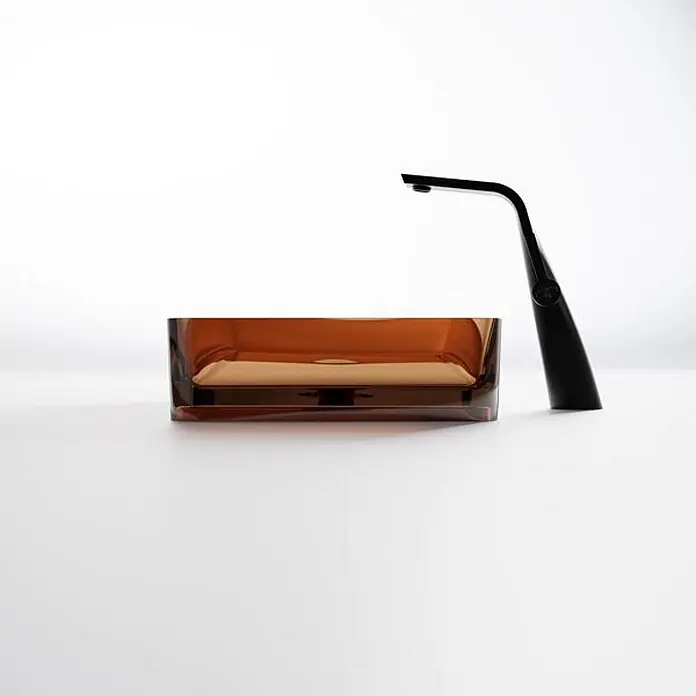 Vola Waschtisch -  - Transparent braunes rechteckiges Waschbecken mit modernem schwarzem Wasserhahn.