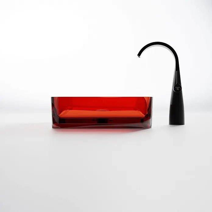 Vola Waschtisch - 0 x 0 cm - Rotes, rechteckiges Glasbecken neben einem schwarzen, gebogenen Wasserhahn mit quadratischem Bedienknopf.
