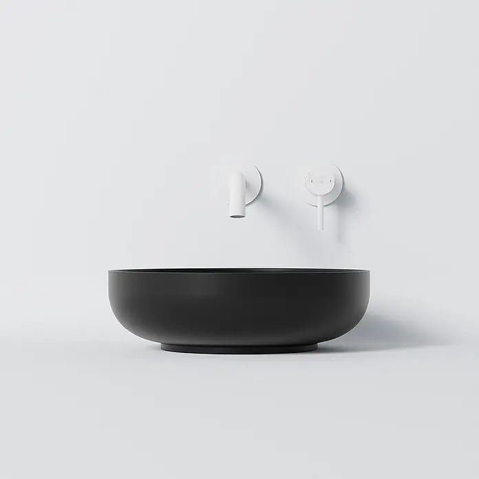 Vola Waschtisch - 0 x 0 cm - Schwarzes rundes Aufsatzwaschbecken mit weißer Wandarmatur und Mischbatterie.