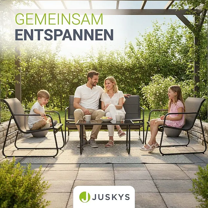 Juskys Loungemöbel-Set Genua - 4 -tlg., Gestell: Stahl (pulverbeschichtet); Tischplatte: 5 mm ESG-Glas; Sitzfläche: Polyester (PVC-beschichtet), Anthrazit - Dunkelgraue Gartenlounge-Sitzgruppe mit Bank, zwei Sesseln und Couchtisch, von Familie auf Terrasse genutzt.