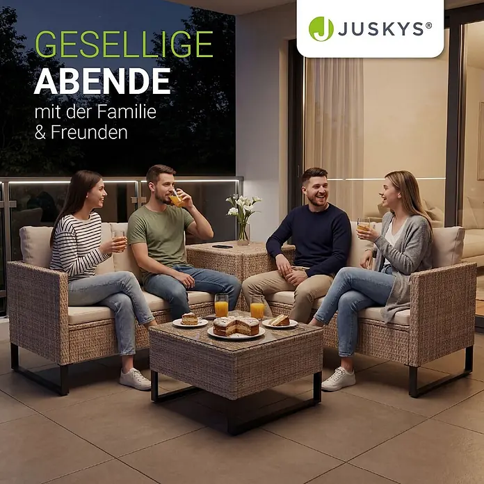 Juskys Loungemöbel-Set Santorini - 5 -tlg., Möbel: Stahl (pulverbeschichtet), Polyrattan, gehärtetes Glas; Polster/Kissen: 100 % Polyestergewebe; Abdeckung: 420D Oxford-Gewebe (100 g/m²), PU-Beschichtung, Creme - Vier Freunde genießen einen gemütlichen Abend auf einer beigen Rattan-Lounge-Sitzgruppe mit hellen Polstern zum Entspannen und Plaudern.