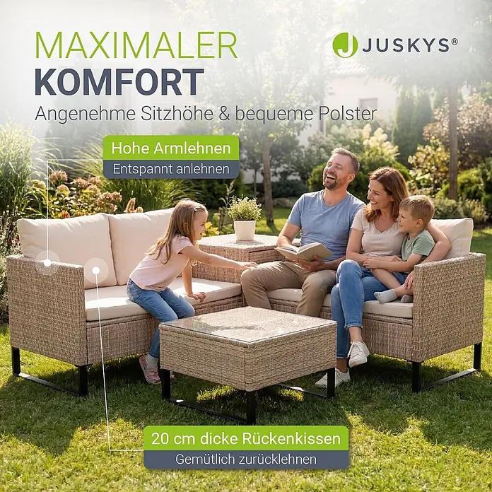Juskys Loungemöbel-Set Santorini - 5 -tlg., Möbel: Stahl (pulverbeschichtet), Polyrattan, gehärtetes Glas; Polster/Kissen: 100 % Polyestergewebe; Abdeckung: 420D Oxford-Gewebe (100 g/m²), PU-Beschichtung, Creme - Eine Familie entspannt auf einer beigebraunen Rattan-Gartenlounge mit bequemen Polstern und hohen Armlehnen im Grünen.