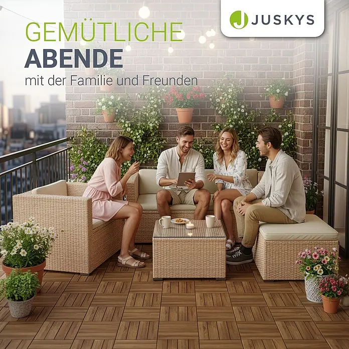 Juskys Loungemöbel-Set Punta Cana - 4 -tlg., Gestell: Stahl, pulverbeschichtet; Geflecht: Polyrattan; Sitz- und Rückenkissen: Polyester, Schaumstoff; Glasplatte: Sicherheitsglas, Creme - Gartenmöbel-Set aus Polyrattan mit cremefarbenen Kissen auf einem Balkon, von vier Personen genutzt. Besteht aus Sessel, Sofa, Ottoman und Couchtisch.
