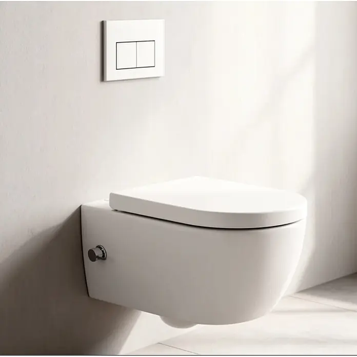 Kreabad Wand-WC -  - Weißes wandhängendes WC mit Dual-Spültaste und seitlichem Chrom-Knopf.