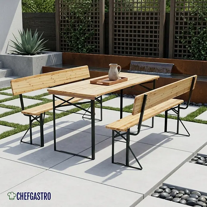 CHEFGASTRO Bierzeltgarnitur mit Lehne mittig klappbar 170 cm breit 3-teilig 1x Tisch 2X Bierbank mit Rückenlehne, lackiertes Holz, Biertischgarnitur Festzeltgarnitur Gartenmöbel-Set -  - Hellholz Biergartentisch und zwei Bänke mit schwarzen Metallgestellen auf einer Außenterrasse.