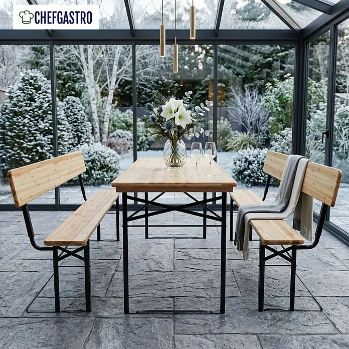 CHEFGASTRO Bierzeltgarnitur mit Lehne mittig klappbar 170 cm breit 3-teilig 1x Tisch 2X Bierbank mit Rückenlehne, lackiertes Holz, Biertischgarnitur Festzeltgarnitur Gartenmöbel-Set -  - Helle Holz-Biergartengarnitur, schwarze Metallrahmen, in einem Wintergarten.