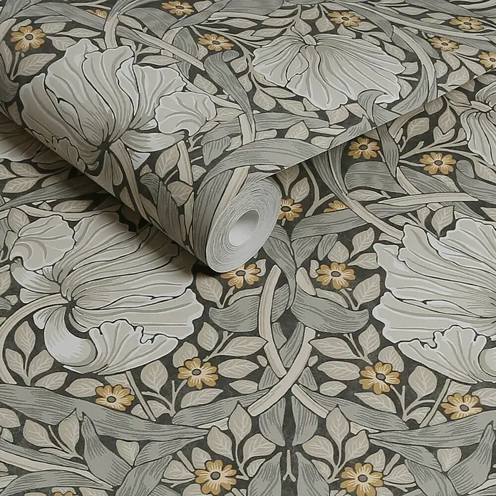 William Morris At Home Vliestapete Pimpernel Blumen - Grau, Floral, 1.000 x 52 cm - Gerollte Tapete mit großen hellen Blumen, kleinen gelben Blüten und grauen Blättern auf dunklem Hintergrund.