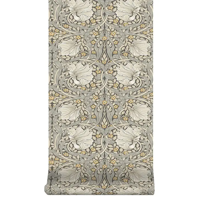 William Morris At Home Vliestapete Pimpernel Blumen - Grau, Floral, 1.000 x 52 cm - Eine Rolle Tapete mit einem wiederkehrenden Blumenmuster aus großen weißen Blüten, kleinen gelben Blumen und graugrünen Blättern auf dunklem Grund.