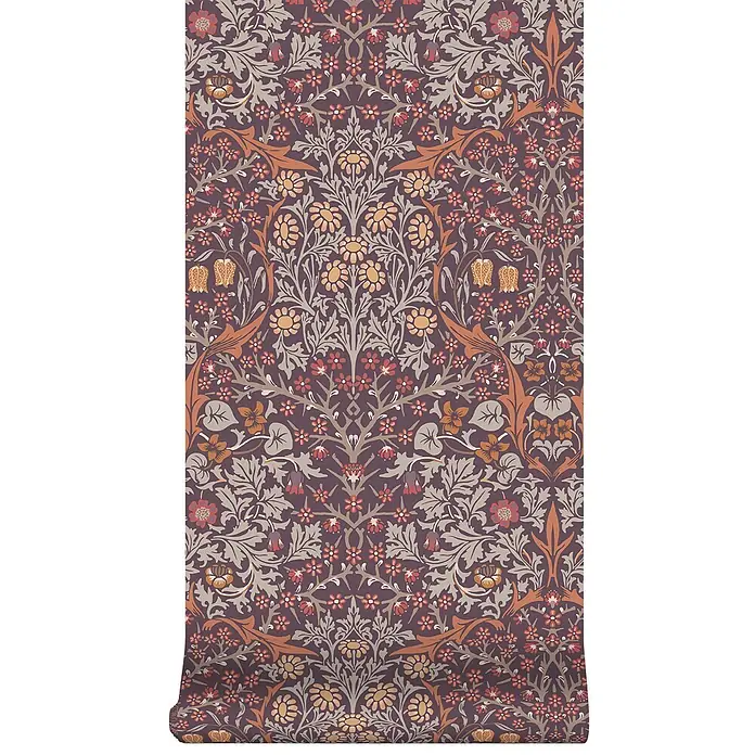 William Morris At Home Vliestapete Vliestapete Schlehdorn - Lila, Floral - Tapetenrolle mit detailreichem Blumenmuster auf dunkelviolettem Hintergrund, mit grauen, goldenen und rötlich-braunen Motiven.