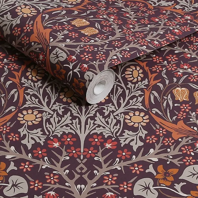 William Morris At Home Vliestapete Vliestapete Schlehdorn - Lila, Floral - Tapetenrolle mit Arts-and-Crafts-Blumenmuster auf dunkelviolettem Grund, mit orangen, roten und hellgrauen botanischen Motiven.