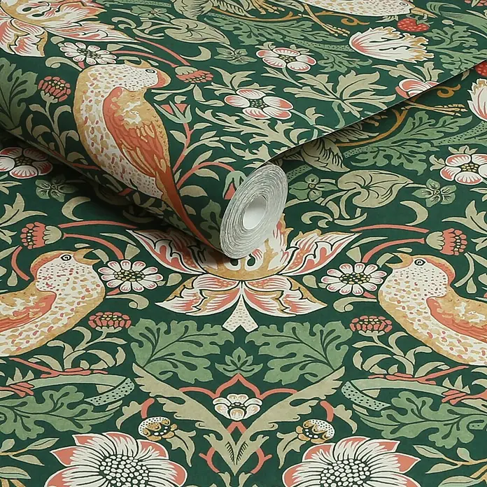 William Morris At Home Vliestapete Vliestapete Erdbeerdieb - Dunkelgrün, Floral, 10 x 0,52 m - Grüntapete mit einem aufwendigen Muster aus hellorangen Vögeln und Blättern, teilweise abgerollt.