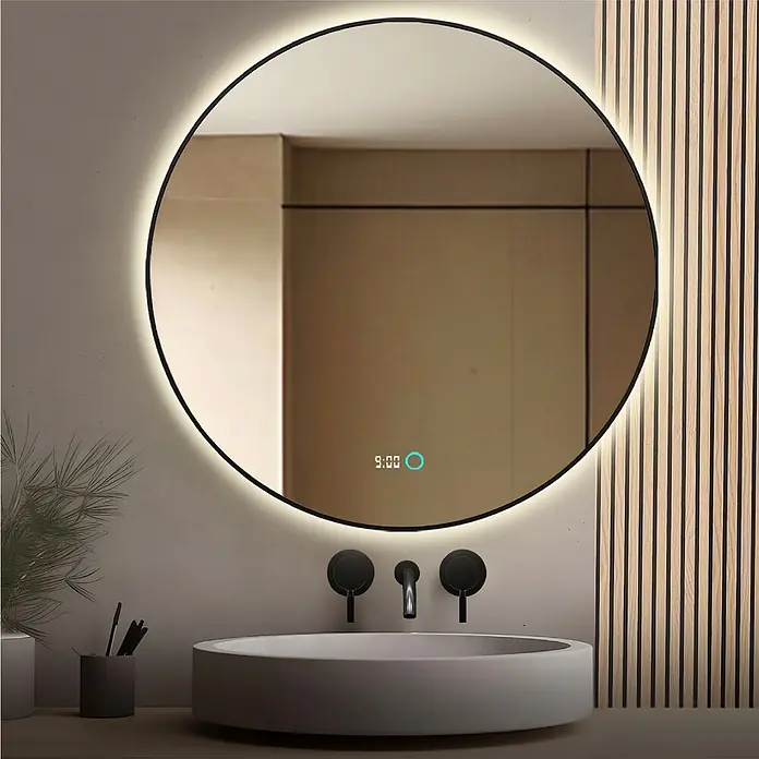 Lumoire Lichtspiegel NEON - 100 x 3 cm - Runder LED-Smart-Spiegel mit schwarzem Rahmen, der Uhrzeit (9:00) und ein Touch-Symbol anzeigt, über einem modernen Waschbecken montiert.