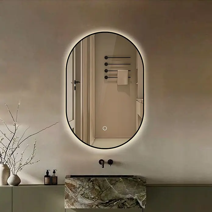 Lumoire Lichtspiegel ONYX - 60 x 90 cm - Ovaler LED-Spiegel mit schwarzem Rahmen über einem Badwaschtisch in modernem Ambiente.
