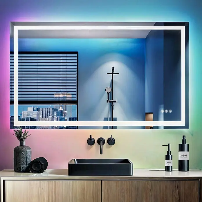 Lumoire Lichtspiegel MATRIX1 -  - Rechteckiger LED-Hintergrundbeleuchtungs-Badezimmerspiegel mit schwarzem Rahmen und Touch-Bedienelementen über einem modernen schwarzen Waschbecken.
