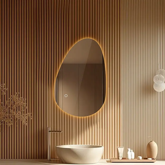 Lumoire Lichtspiegel AURA -  - Unregelmäßig geformter, hinterleuchteter LED-Badezimmerspiegel mit Berührungssensor.