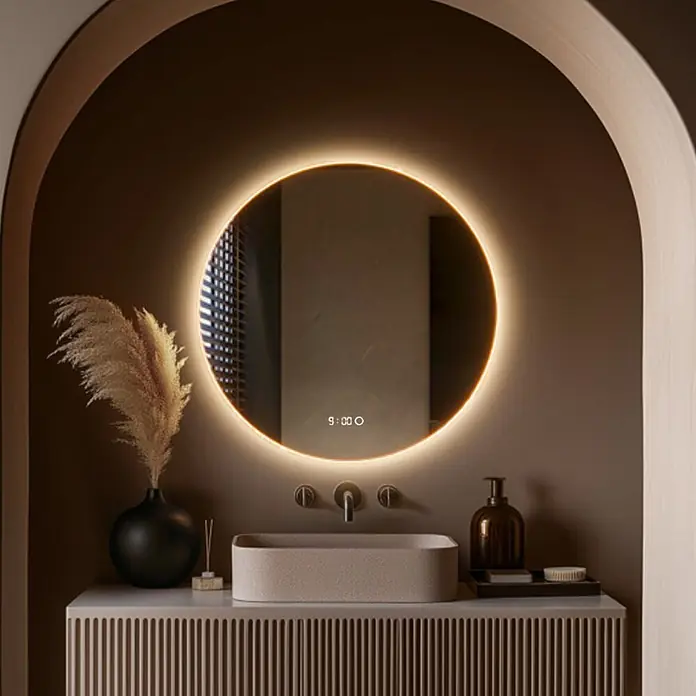 Lumoire Lichtspiegel RICHMOND - 60 x 60 cm - Runder, hinterleuchteter Smart-Spiegel mit Digitaluhr über einem Waschbecken in einer Badnische.