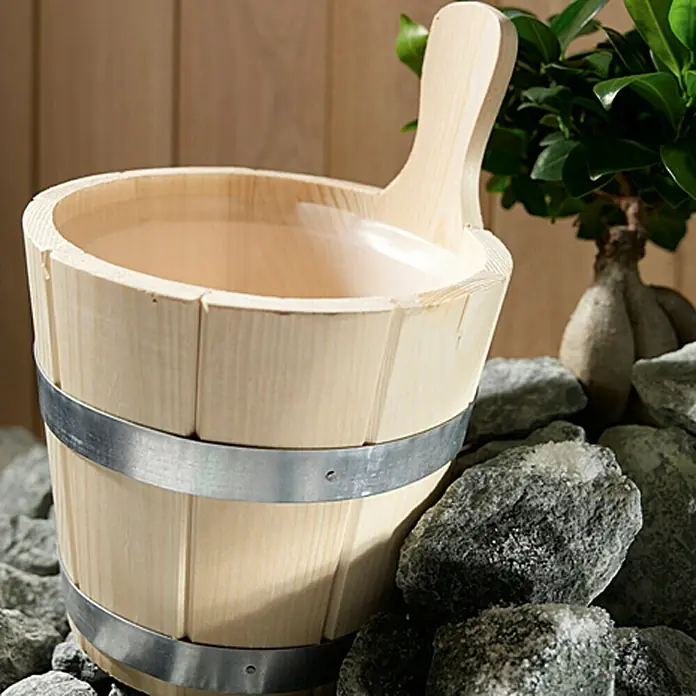 Karibu Aufgusseimer - Holz, 4 l - Holzschaff mit Wasser und Griff, umgeben von Steinen, ideal für Saunaaufgüsse und Wellness, sorgt für Entspannung.