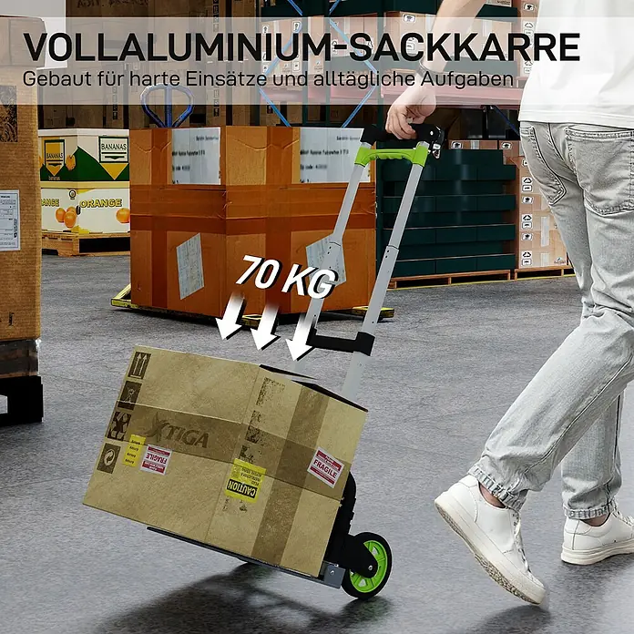 Homcom Sackkarre -  - Eine graue Vollaluminium-Sackkarre mit grünen Akzenten, die in einem Lager eine 70kg-Box transportiert.