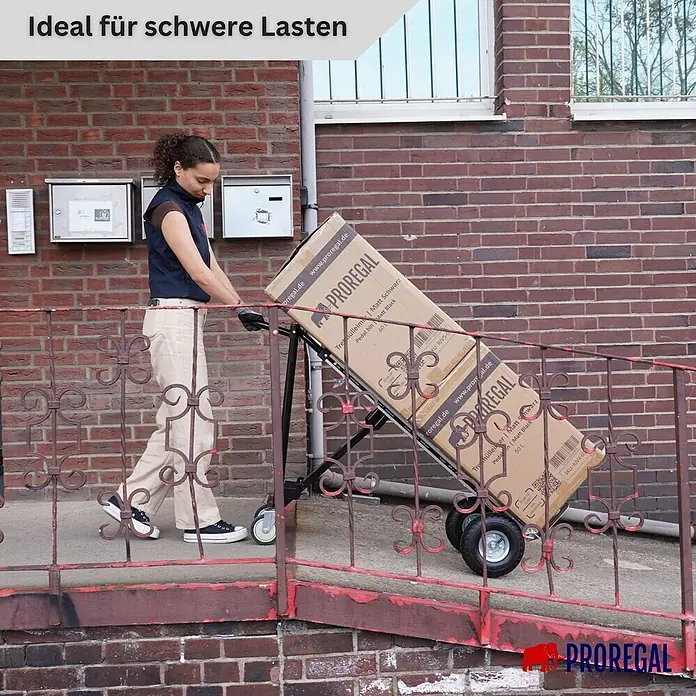 Proregal Sackkarre 3-in-1 APOLLO - Stahl, Traglast: 350 kg - Eine Person bewegt schwere Kisten mit einer schwarzen Treppenkarre eine Rampe hinauf.