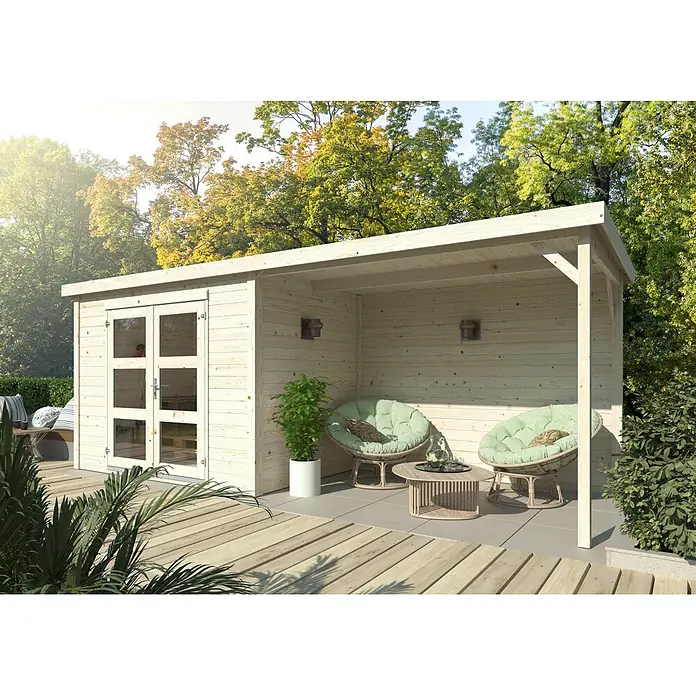Palmako Gartenhaus Olivia - Außenmaß inkl. Dachüberstand (B x T): 580 x 206 cm, Holz, Natur - Helles Holzgartenhaus mit doppelten Glastüren und integrierter Veranda mit zwei hellgrünen Stühlen und einem kleinen Tisch.