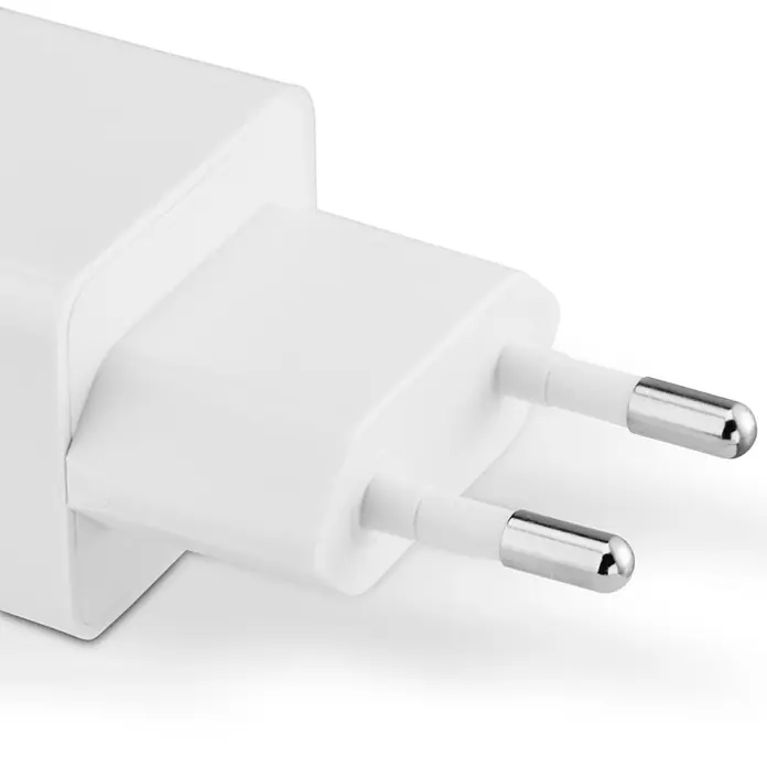 Hama Schnellladegerät 00201996 GaN 2x USB-C 1x USB-A Mini PD 65 W - Weiß - Weißes Netzteil mit zwei silbernen Steckern, typisch für europäische Steckdosen.