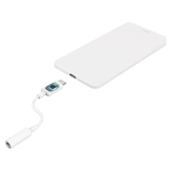Hama Adapterkabel USB-C – 3,5-mm 201524 - Weiß - Weißes Smartphone verbunden mit weißem USB-C zu 3,5mm Audio-Adapter, der internen Chip zeigt.
