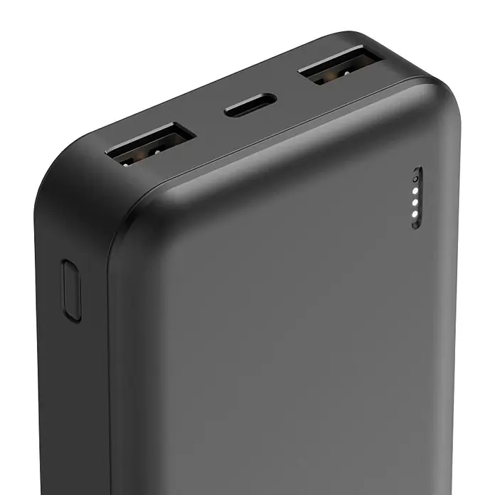 Hama Powerbank Pocket 10 10000 mAh Fast Charge LiPo - Schwarz - Dunkelgraue Powerbank mit mehreren USB-A- und USB-C-Ladeanschlüssen, einem Power-Knopf und LED-Akkustandsanzeigen.