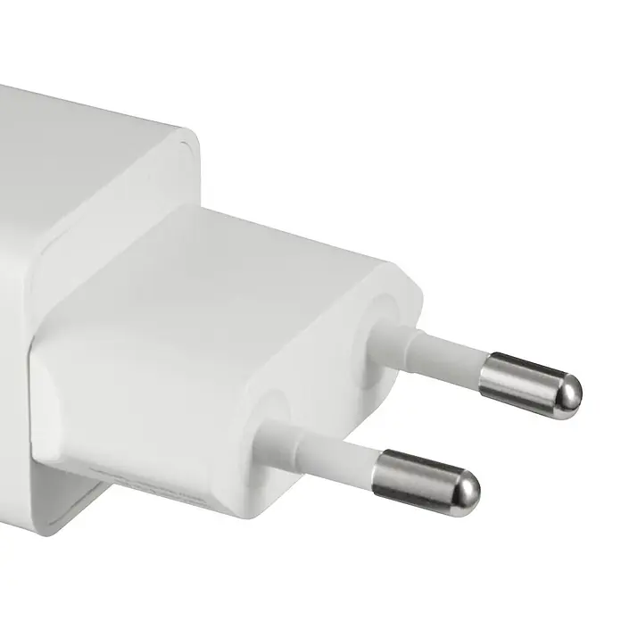 Hama Schnellladegerät 00201981 USB-C Super-Mini-Charger PD 25 W - Weiß - Weißes Netzteil mit zwei Metallstiften, häufig zum Laden elektronischer Geräte verwendet.