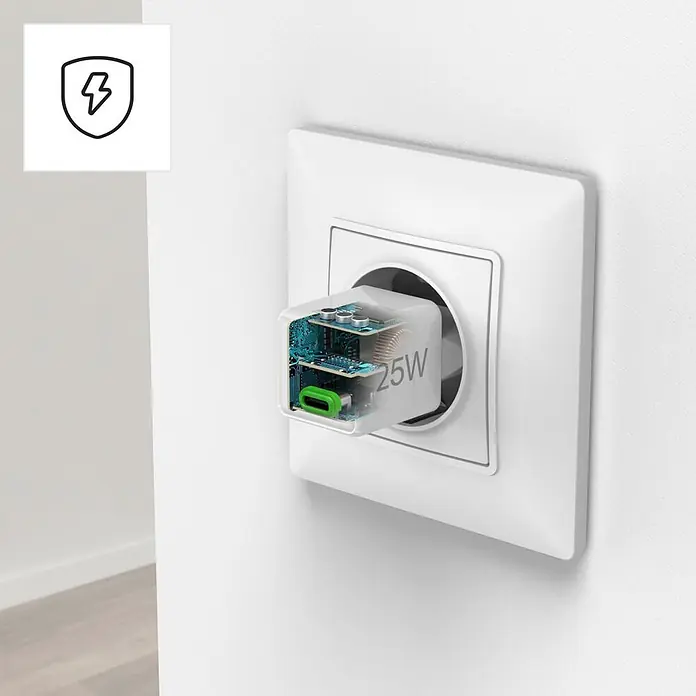 Hama Schnellladegerät 00201981 USB-C Super-Mini-Charger PD 25 W - Weiß - Transparenter 25W Netzadapter, interne Komponenten sichtbar, in weißer Wandsteckdose.