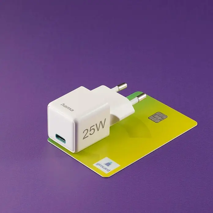 Hama Schnellladegerät 00201981 USB-C Super-Mini-Charger PD 25 W - Weiß - Weißes Hama 25W Ladegerät auf einer gelb-grünen Girocard.