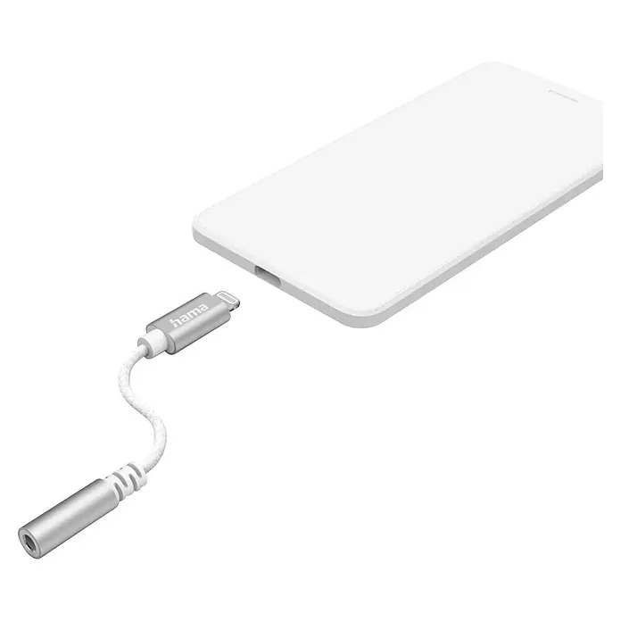 Hama Kabel 00201523 35-mm-Klinke-Buchse - Weiß, 80 cm - Silberner Hama Lightning-auf-3,5-mm-Klinkenadapter an weißem Smartphone angeschlossen.