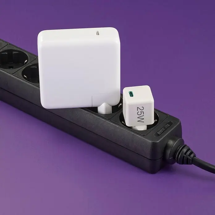 Hama Schnellladegerät 00201981 USB-C Super-Mini-Charger PD 25 W - Weiß - Zwei weiße Netzteile, ein größeres und ein kleines 25W, in eine schwarze Steckdosenleiste gesteckt.