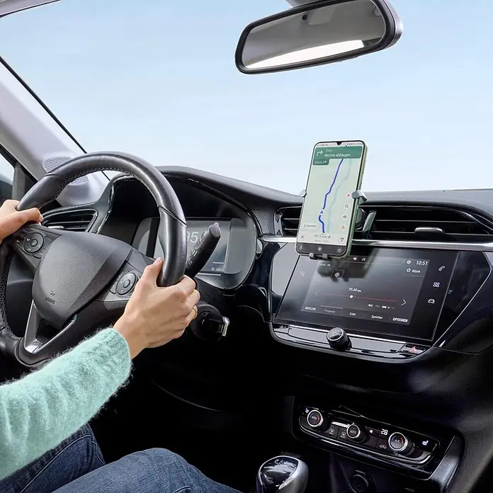 Hama Handyhalter 00201511 "Gravity Pro" für Lüftung anpassbar universal - Schwarz - Dunkle Autotelefonhalterung am Armaturenbrett, hält ein Smartphone mit Navigation während der Fahrt.