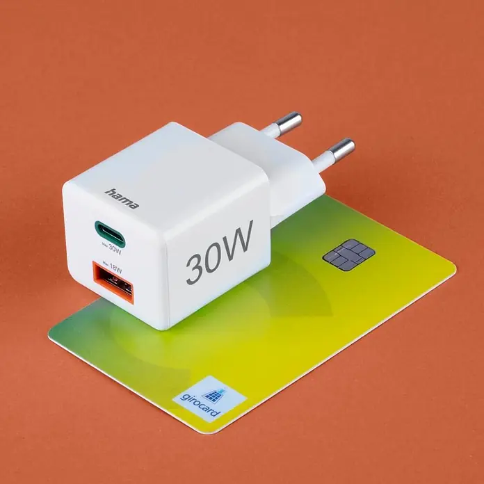Hama Schnellladegerät 00201992 1x USB-C 1x USB-A Mini PD 30 W - Weiß - Weißes Hama 30W USB-C und USB-A Ladegerät, auf einer grünen Girocard zur Größenanzeige.