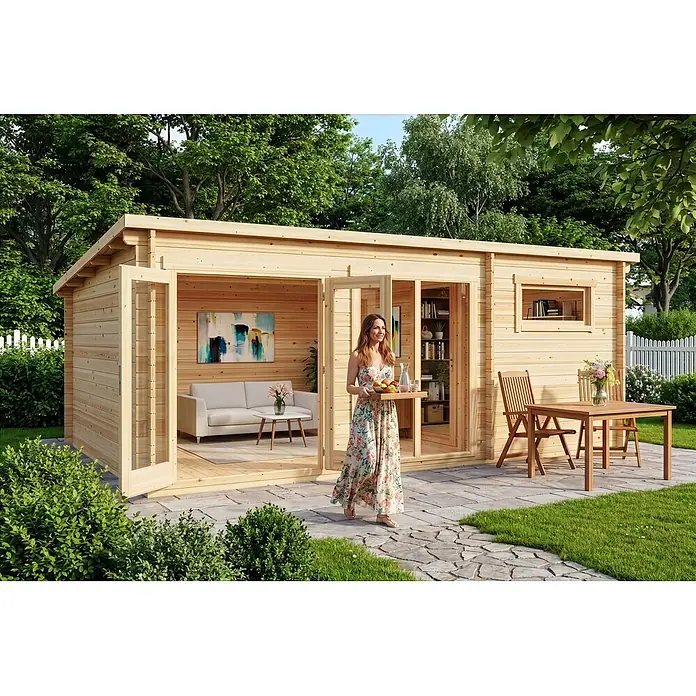 Alpholz Gartenhaus Atrium E - Außenmaß inkl. Dachüberstand (B x T): 598 x 420 cm, Holz, Naturbelassen - Gartenbüro aus hellem Holz mit großen Glastüren und gemütlichem Interieur, platziert in einem üppigen Garten.
