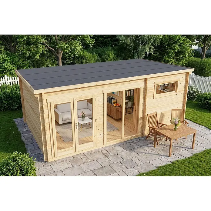Alpholz Gartenhaus Atrium E - Außenmaß inkl. Dachüberstand (B x T): 598 x 420 cm, Holz, Naturbelassen - Hellholz-Gartenhaus mit flachem Grau-Dach, Doppeltüren und Fenstern, mit Innenbereich und Außenterrasse mit Möbeln.