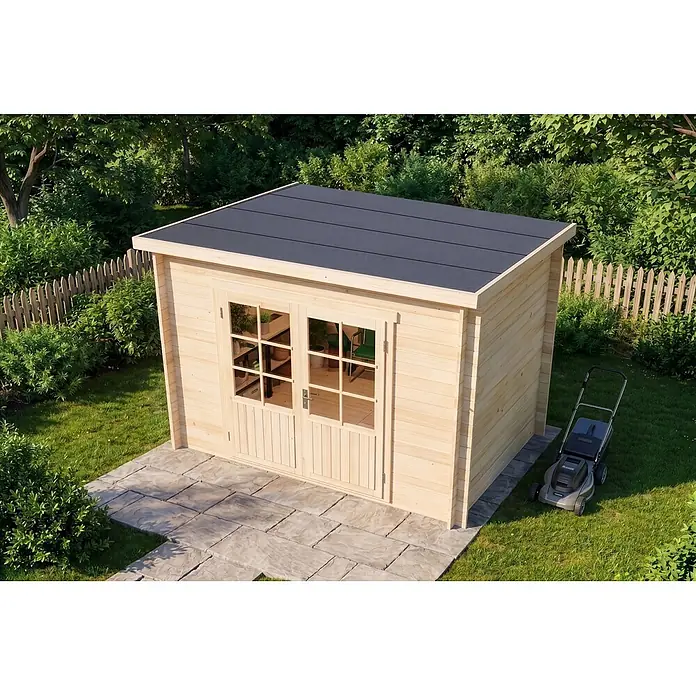 Alpholz Gartenhaus Maria - Außenmaß inkl. Dachüberstand (B x T): 300 x 272 cm, Holz, Naturbelassen - Ein heller Holzgartenhaus mit schwarzem Dach, auf Pflastersteinen in einem grünen Garten.