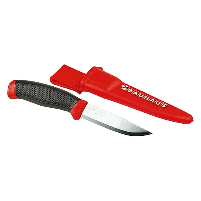 BAUHAUS Arbeitsmesser Mora 840 - Klingenbreite: 20 mm, Inkl. Köcherscheide - Nahaufnahme eines Mora 211 Messers mit schwarzem Griff und roter Scheide, auf der "BAUHAUS" steht.