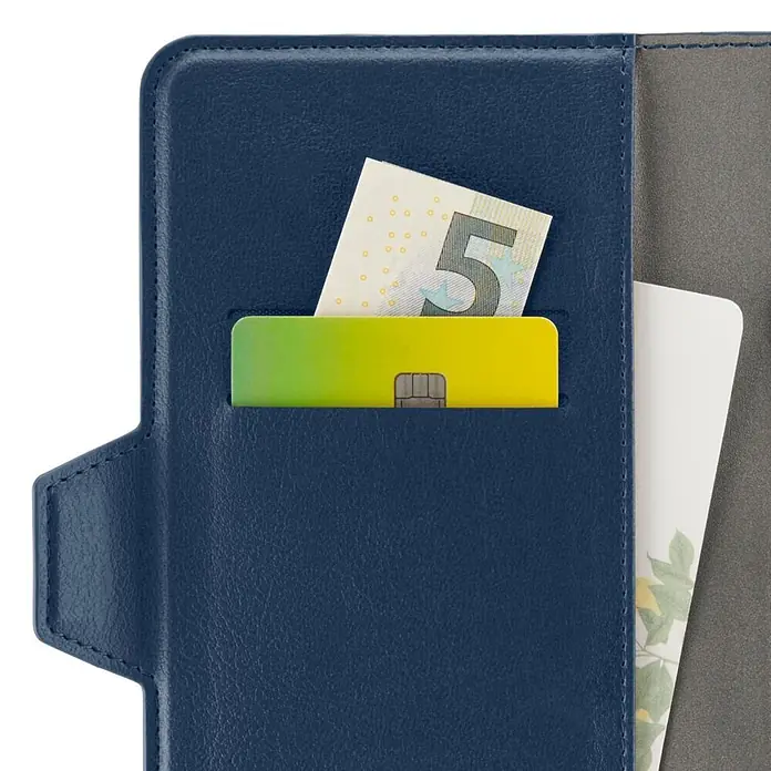 Hama Smartphone-Tasche 00118896 Universal für Handygröße 80 x 170 cm 3 Fächer - Blau - Dunkelblaues Lederetui mit einer 5-Euro-Banknote und einer Kreditkarte, die teilweise in einem Fach sichtbar sind.