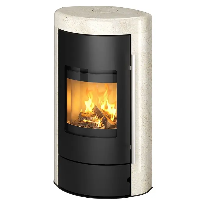 Kaminofen Ignis - 8 kW, Raumheizvermögen: 224 m³, Beige - Moderner Kaminofen mit hellem Steingehäuse, schwarzer Metalltür, gebogenem Glasfenster mit Flammen und silbernem Griff.