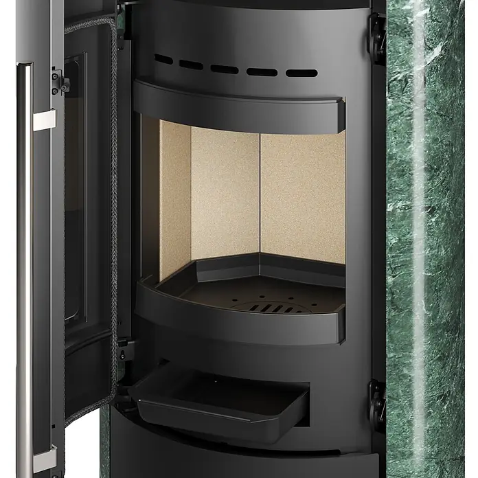 Kaminofen Ignis - 8 kW, Raumheizvermögen: 224 m³, Grün - Offener Kaminofen mit grüner Marmorseite, schwarzem Innenraum, beiger Brennraumauskleidung und einer geflochtenen Türdichtung.