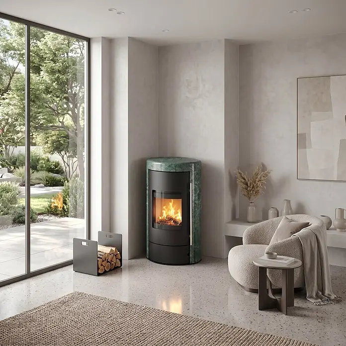 Kaminofen Ignis - 8 kW, Raumheizvermögen: 224 m³, Grün - Moderner freistehender Kamin mit grüner Marmorplatte und schwarzem Korpus.