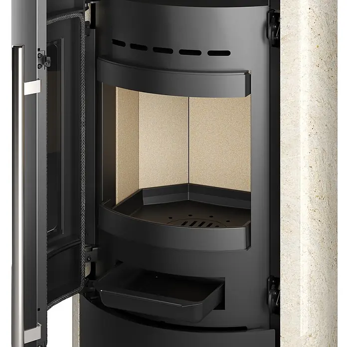 Kaminofen Ignis - 8 kW, Raumheizvermögen: 224 m³, Beige - Innenansicht eines geöffneten Ofens mit schwarzem Metallrahmen, hellen Schamottplatten, Aschewanne und Steinseitenwand.