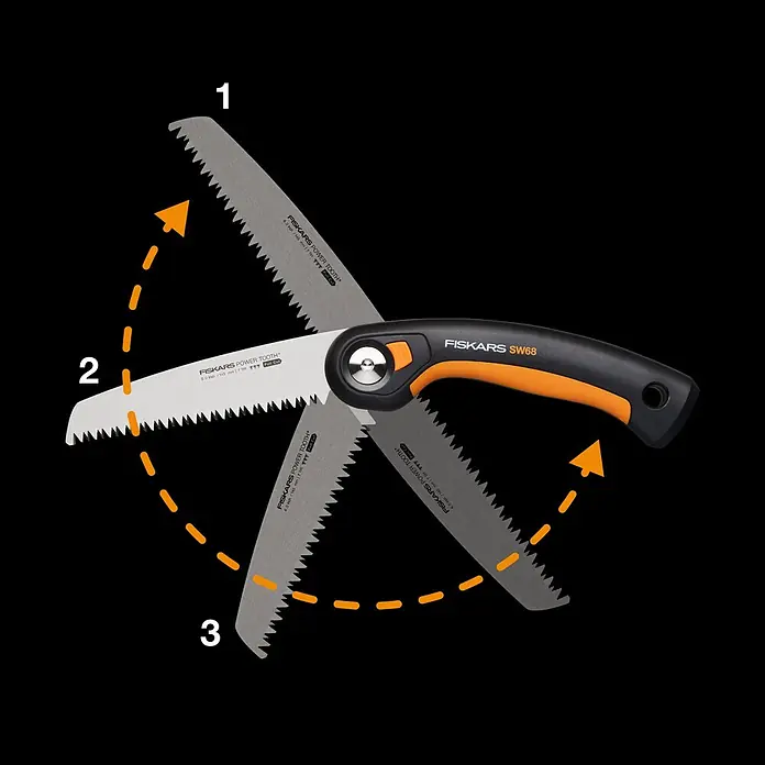 Fiskars Plus Klappsäge SW68 - 15 cm - Fiskars SW68 Klappsäge mit schwarzem und orangefarbenem Griff, silberner Klinge, in drei offenen Positionen.