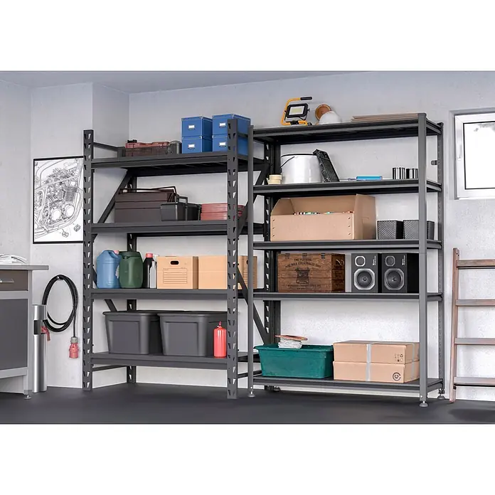 Regalux Metallregal Style S - H x B x T: 175 x 80 x 45 cm, Traglast pro Boden: 100 kg, Anzahl Böden: 5 Stk., Stecken, Schwarz - Dunkelgraues Metall-Garagenregal mit mehreren Ablagen, gefüllt mit Lagerartikeln.