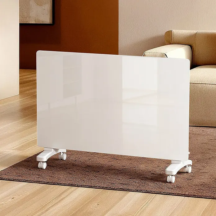 Emke Heizlüfter ERG - 2 kW, Weiß, IP24 - Weißer glänzender Paneelheizer auf Rollen, auf einem braunen Teppich im Wohnzimmer.
