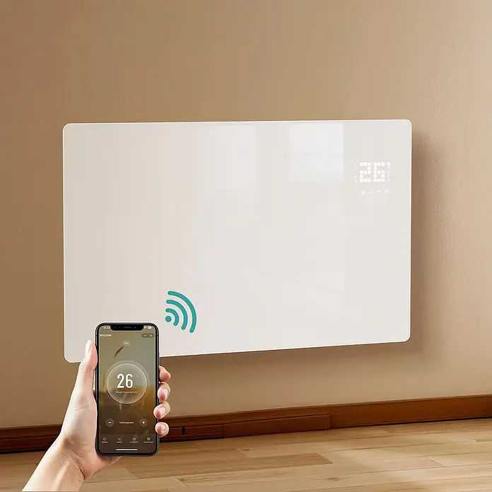 Emke Heizlüfter ERG - 2 kW, Weiß, IP24 - Weißer Smart-Heizkörper an der Wand, digital '26' anzeigend. Eine Hand steuert ihn per Smartphone-App mit Temperatur '26' und WLAN-Symbol.