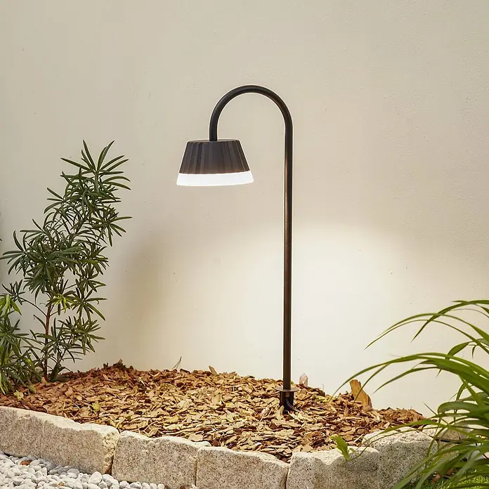 Lindby Erdspießleuchte Ameline - 77,2 cm - Dunkle Wegeleuchte aus Metall mit plissiertem Schirm, spendet warmes Licht im Gartenbeet.
